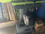 deux skis posés sur un chariot dans un garage