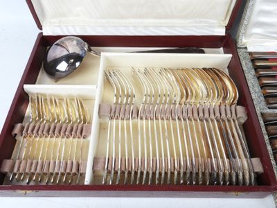 beaucoup d'argenterie dans un coffret sur la table