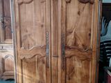 une grande armoire en bois au milieu d'une pièce