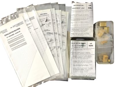 un grand nombre de documents posés sur une table