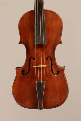 un vieux violon auquel est accroché un archet au niveau du manche