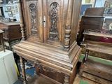 un vieux piano en bois au milieu d'une pièce