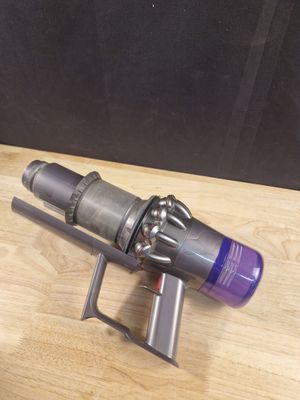un petit aspirateur posé sur une table en bois