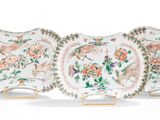 trois assiettes en porcelaine chinoise ornées de fleurs et d'oiseaux