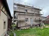 un échafaudage sur le côté d'un immeuble, entouré d'échafaudages