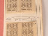 un vieux livre orné de timbres, posé sur une table