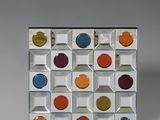 une photo d'un objet coloré posé sur une surface blanche