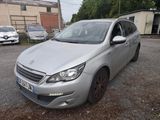une voiture argentée garée dans un parking