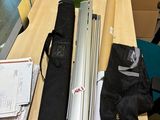 un bureau sur lequel se trouvent un ordinateur portable, un sac et d'autres objets