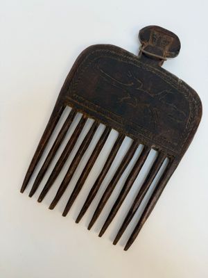 un peigne à cheveux châtains posé sur une table