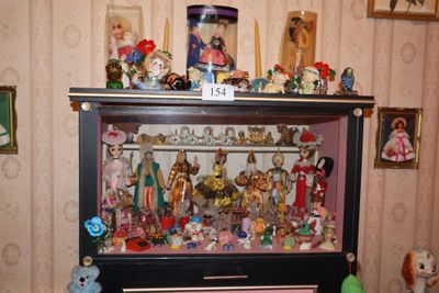 une vitrine sur laquelle sont disposées de nombreuses figurines