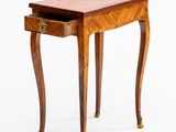 l'image d'une petite table en bois surmontée d'un tiroir