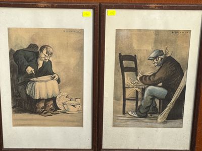 deux photos encadrées représentant un homme et une femme assis à une table