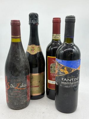 plusieurs bouteilles de vin sont alignées sur une surface blanche