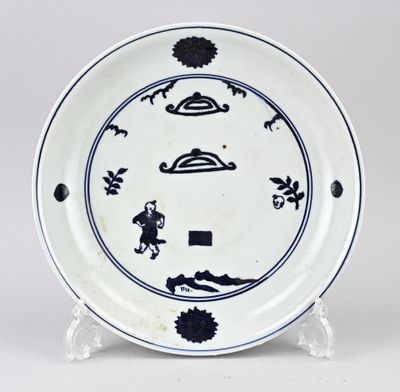 Assiette chinoise bleue et blanche ornée d'un motif représentant un homme et un chien