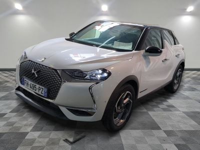 l'avant d'une voiture blanche est garé dans une pièce