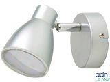 une image montrant un gros plan d'une lampe fixée au mur