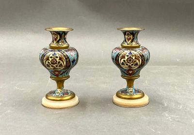 two vases that are sitting next to each other on a table