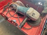 une boîte rouge contenant une perceuse et d'autres outils