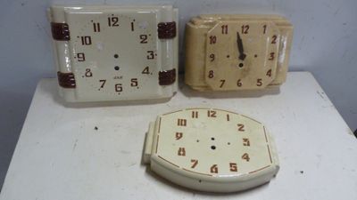 deux horloges posées l'une à côté de l'autre sur une table
