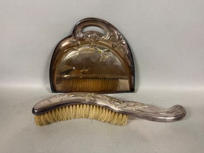 un pinceau et un porte-pinceau posés sur une table