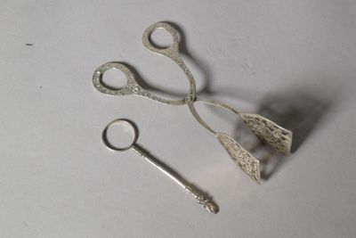 une paire de ciseaux et une clé posées sur une table