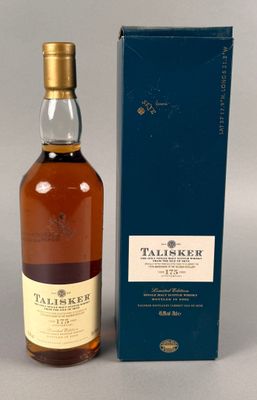 une bouteille de whisky single malt Talisker à côté d'une boîte