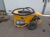 une image représentant une machine jaune à laquelle est raccordé un tuyau