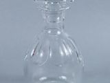une bouteille en verre transparent munie d'un bouchon sur le dessus