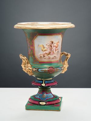 une image représentant un vase décoré d'une peinture, posé sur une table