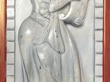 l'image d'une statue représentant une femme tenant un bébé dans ses bras