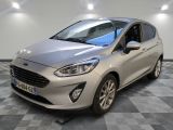 une Ford Fiesta argentée garée sur un sol en carrelage à damier