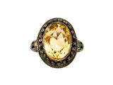 Gros plan sur une bague contenant une pierre jaune