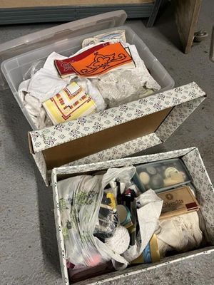 deux cartons posés par terre et contenant des objets