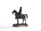 une statue représentant un homme à cheval, posée sur un socle en bois
