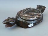 une image représentant une tortue sculptée posée sur une table