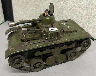 un char miniature posé sur une table