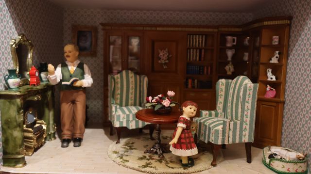 Diorama. Composition miniature, dans une vitrine en bois, vitre e...