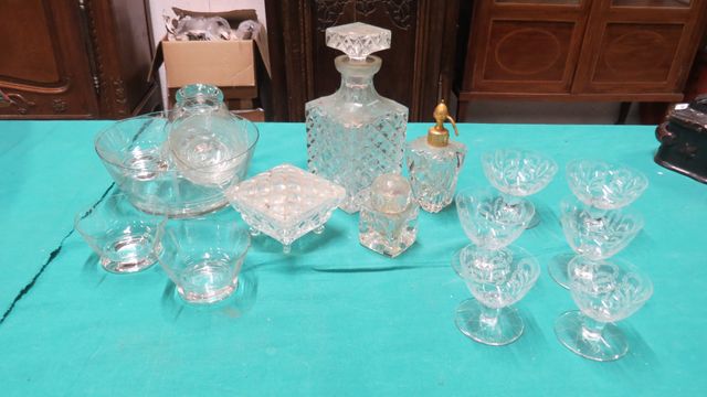 Cristal : 6 verres en Baccarat décor gravé de guirlandes de fleur...