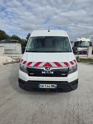 une camionnette blanche à rayures rouges et blanches garée sur un parking