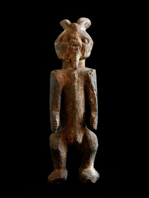 un gros plan d'une statue sur fond noir