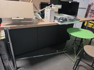 une table sur laquelle est posé un ordinateur portable, dans une pièce