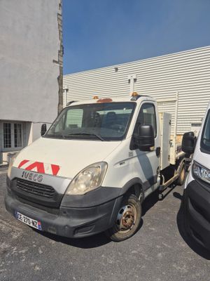 un camion blanc garé à côté d'une camionnette blanche
