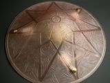 une image représentant une plaque métallique ornée d'un motif en forme d'étoile