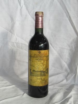 une bouteille de vin posée sur une table