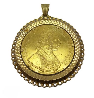 une image représentant un pendentif en forme de pièce d'or sur lequel figure une femme