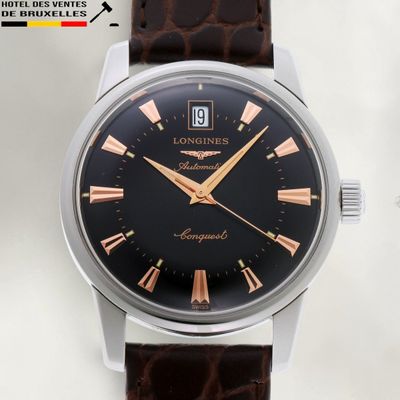une montre Longines avec un cadran noir et un bracelet en cuir marron