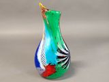 un vase en verre orné d'un motif coloré
