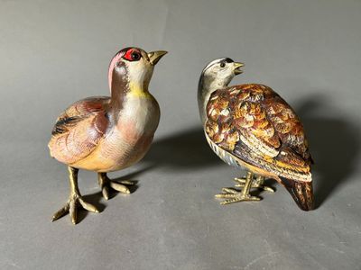 deux figurines d'oiseaux placées l'une à côté de l'autre