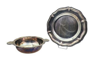 une assiette et un bol en argent sur fond blanc